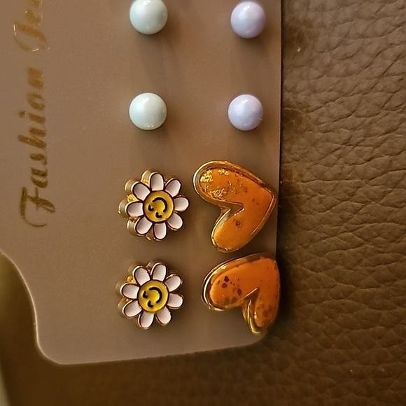 Vintage Coquette Daisy Heart Ball Post Earring Set - Picture 2 of 3